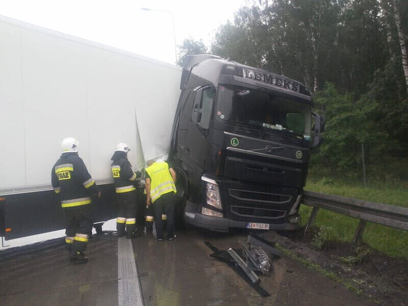 Kolizja na S8. Droga była zablokowana