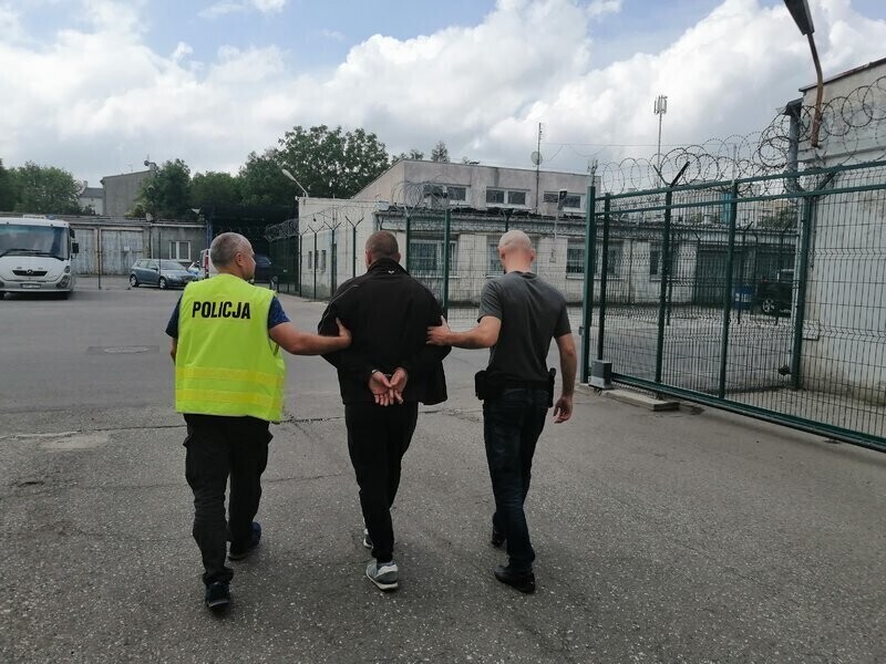 Pracownicy sortowni kradli sprzęt z przesyłek