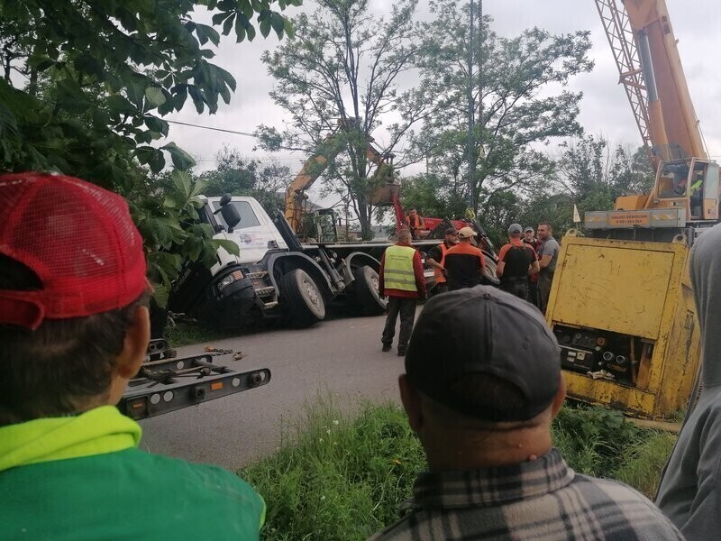 Ciężarówka wpadła do rowu