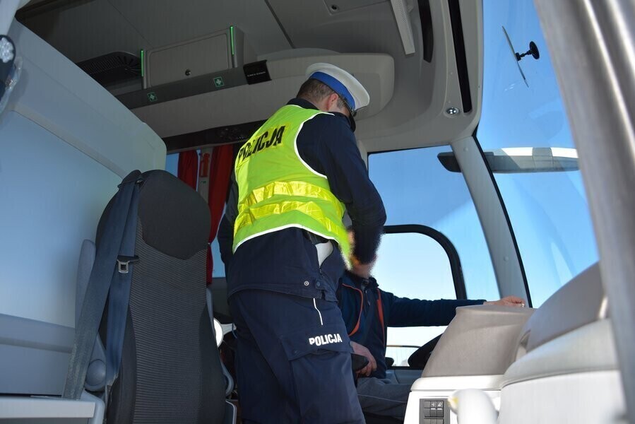 Policjanci skontrolują autokary