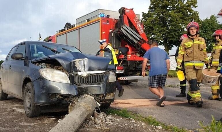 Uderzył w słup na pustym placu