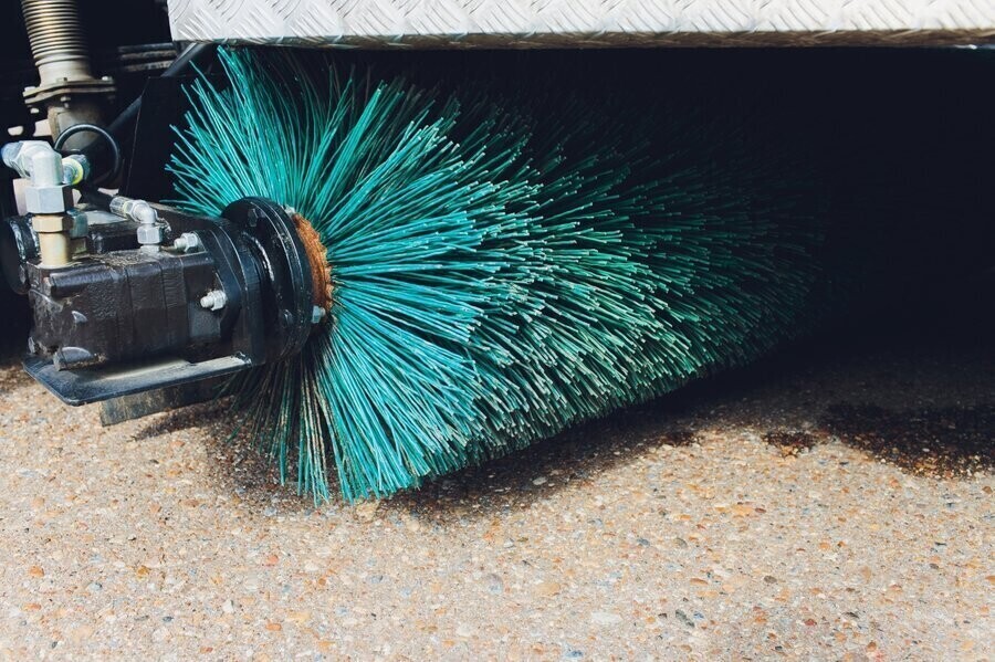 Czym się kierować przy zakupie zamiatarki doczepianej do ciągnika