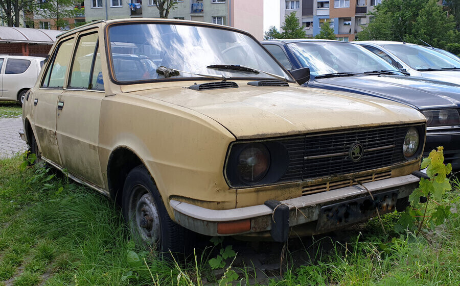 Graty i złomki tarasują parkingi