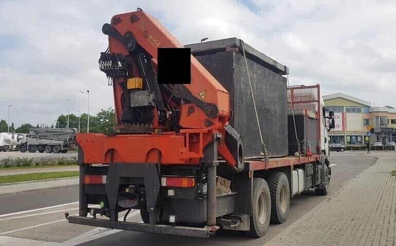 ITD zatrzymała przeciążoną ciężarówkę przewożącą szamba