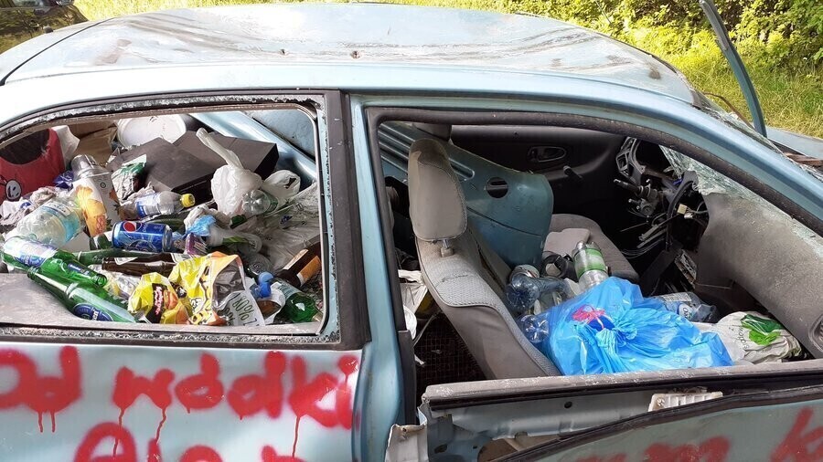 Śmietnisko w samochodowym wraku nad Zalewem Sulejowskim AKTUALIZACJA