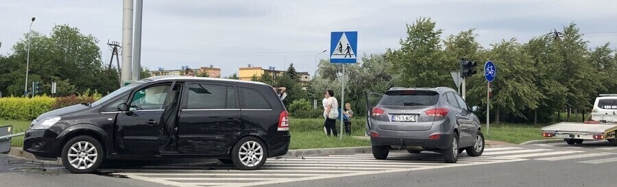 Kolizja dwóch osobówek w Piotrkowie
