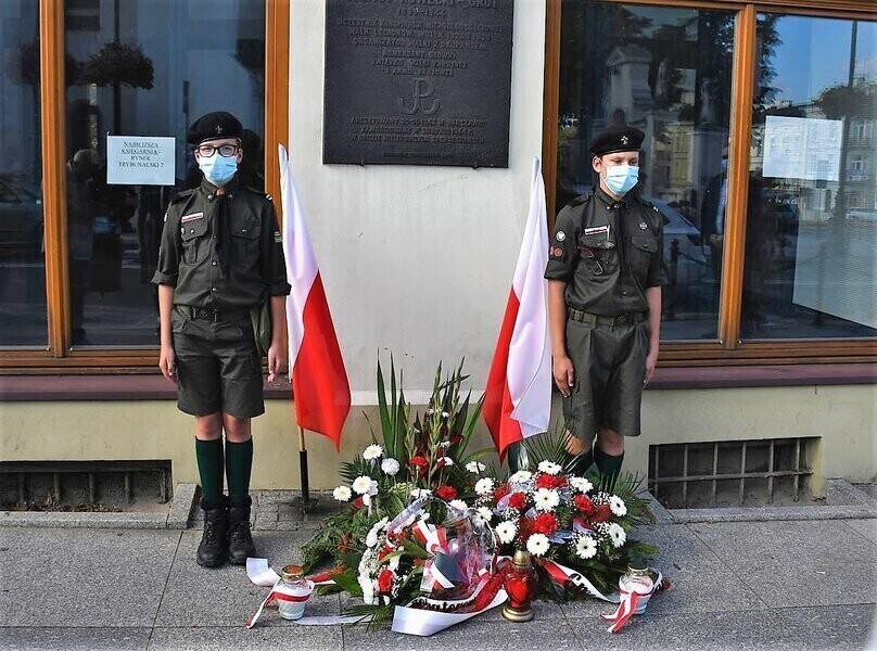 Złożyli kwiaty ku czci powstańców