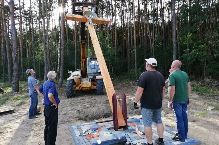 Przy drodze na Żarnowicę stanął nowy krzyż