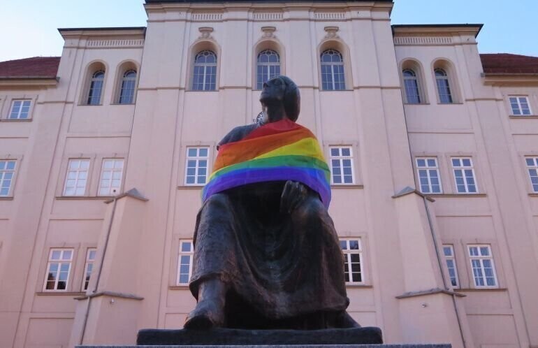 Kopernik przez chwilę był tęczowy. Nieprzyjemny incydent przed I LO w Piotrkowie FILM