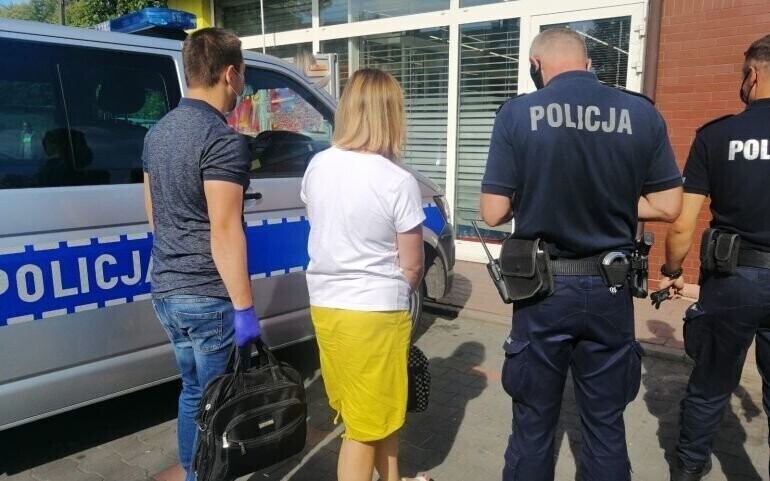Piotrków Policja i sanepid sprawdzali czy klienci i pracownicy sklepów noszą maseczki