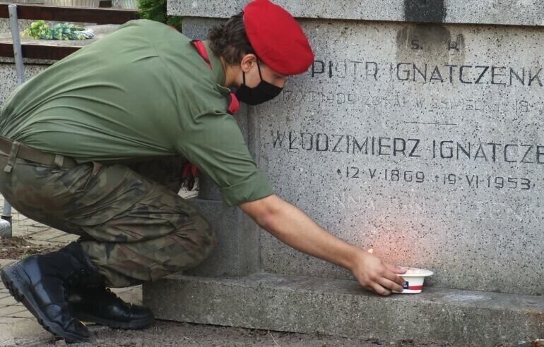 Cmentarz prawosławny w Piotrkowie Harcerze zapalili Płomień Braterstwa