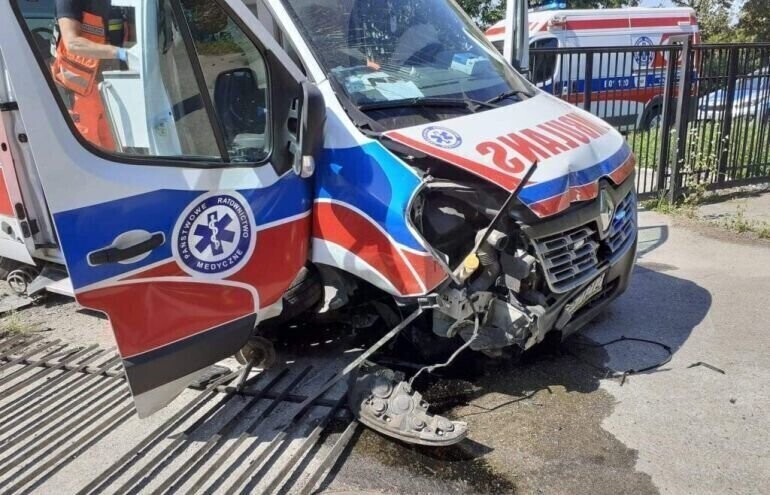 Zderzenie karetki z osobówką na Krakowskim Przedmieściu