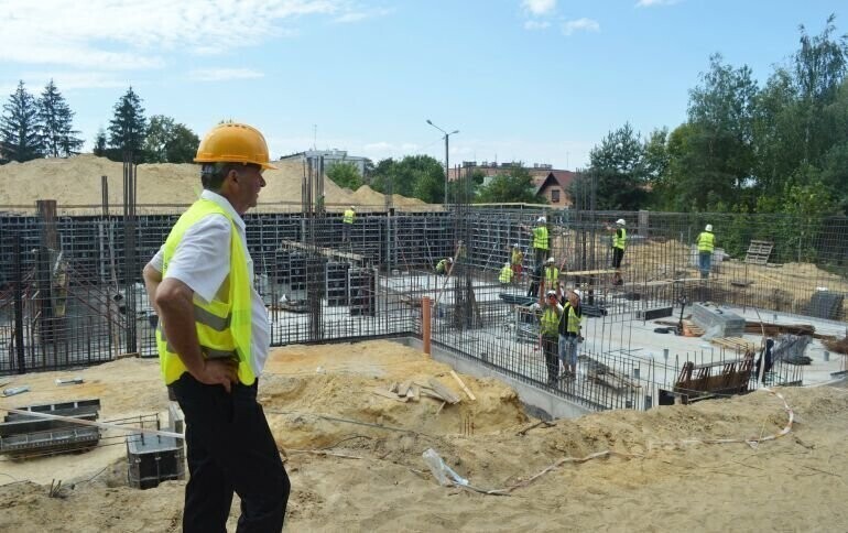Fundamenty prawie gotowe. W Sulejowie budują basen i halę sportową