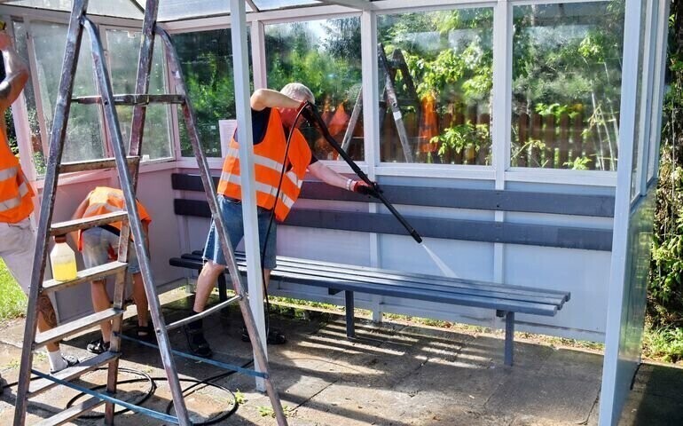 W Piotrkowie dezynfekują wiaty przystankowe