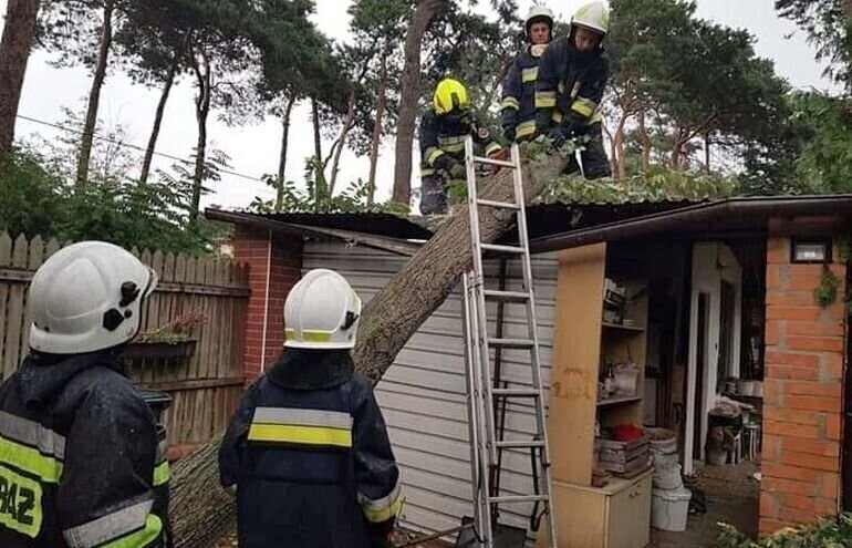 Zerwane dachy i powalone drzewa czyli krajobraz po burzy AKTUALIZACJA