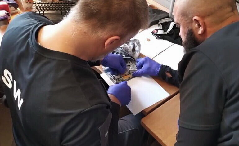 Dopalacze ukryte w... majtkach. Próba przemytu na terenie aresztu w Piotrkowie