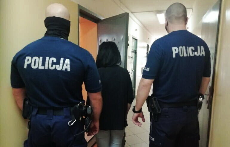 Przewróciła wózek z którego wypadło roczne dziecko. Była pijana