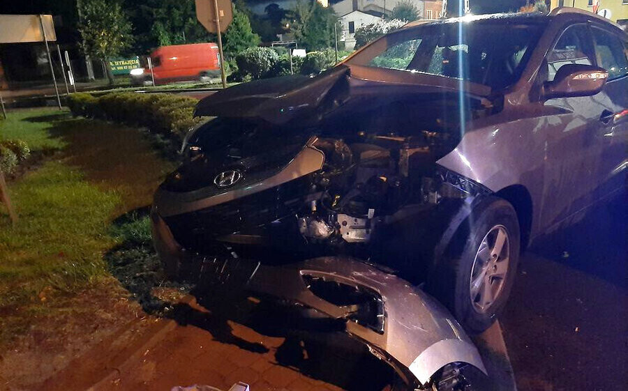 Kolizja w Sulejowie. Jedno z aut blokowało wyjazd na Opoczno