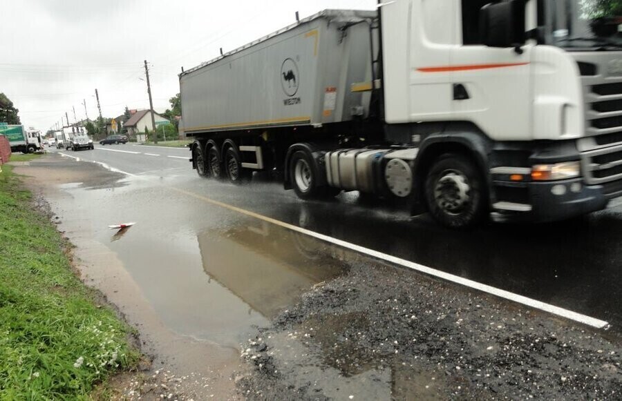 Mieszkańcy Niechcic walczą o budowę chodnika