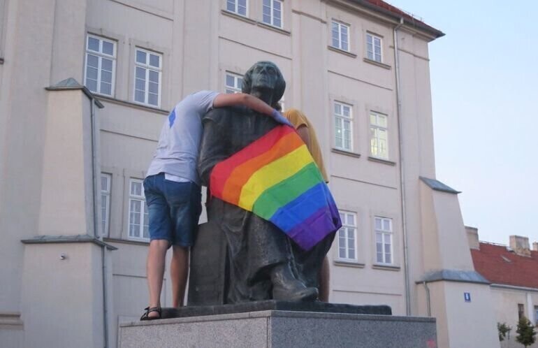 Kolorowa flaga jednak znieważa