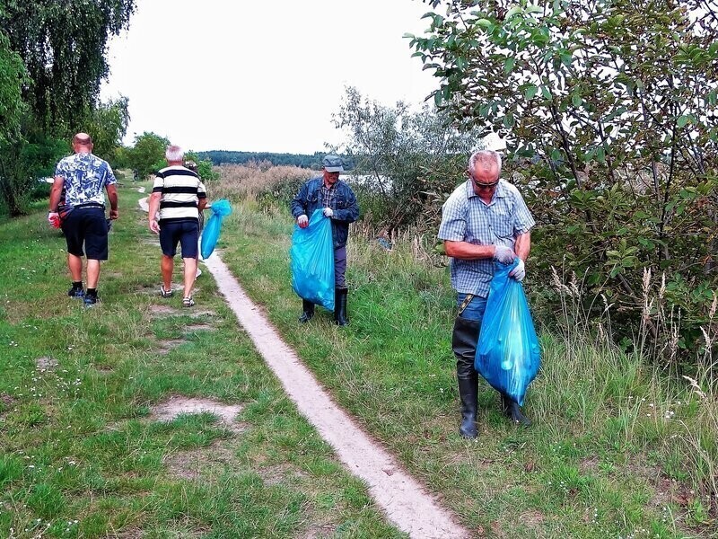 Sprzątanie jeziora zakończyli karpikiem
