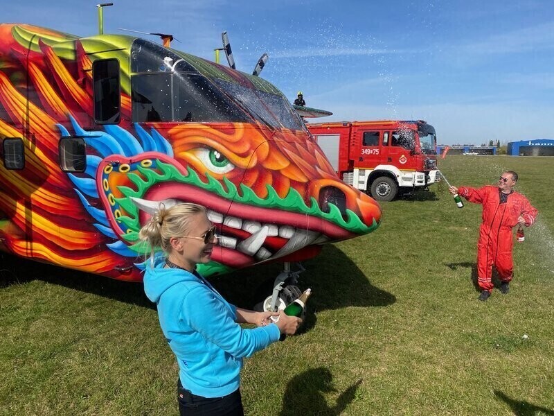 Smok nad Piotrkowem... przywitali go na lotnisku WIDEO