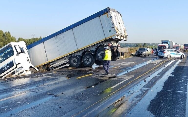 Ciężarówka wypadła z drogi na krajowej jedynce