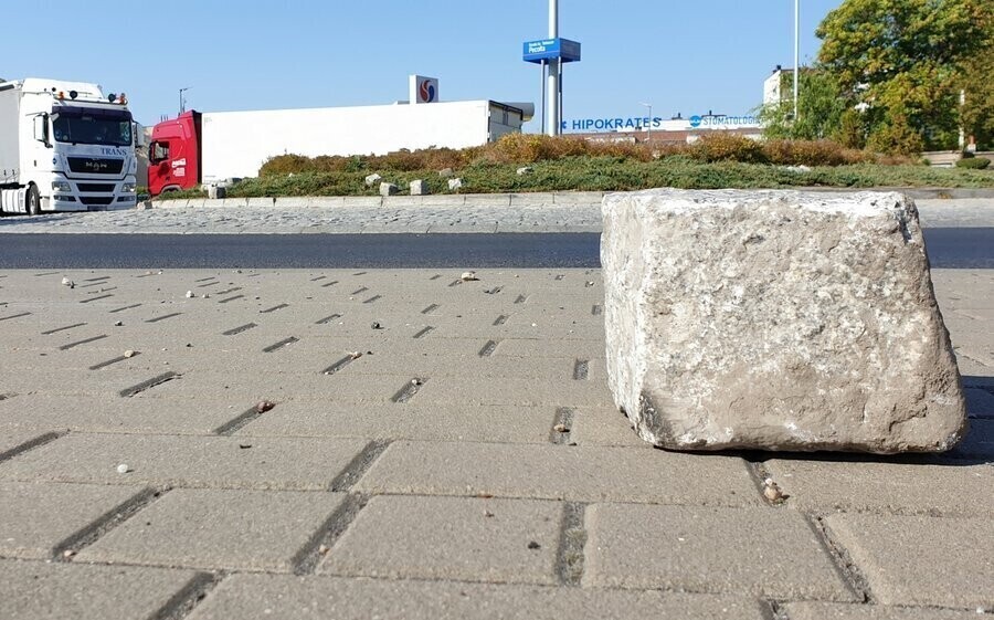 Kierowcy ciężarówek zniszczyli rondo
