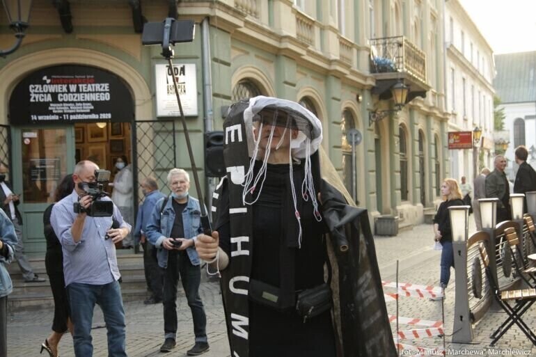 Z ręką na sercu... Interakcje rozpoczęte