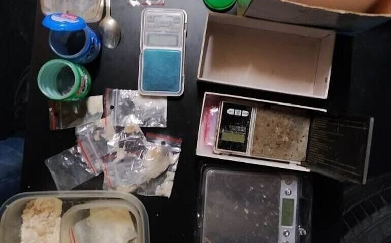 Zatrzymany w Sulejowie 31-latek miał w samochodzie kilka kilogramów narkotyków