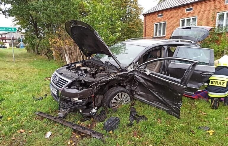 Czołowe zderzenie na drodze Sulejów - Paradyż