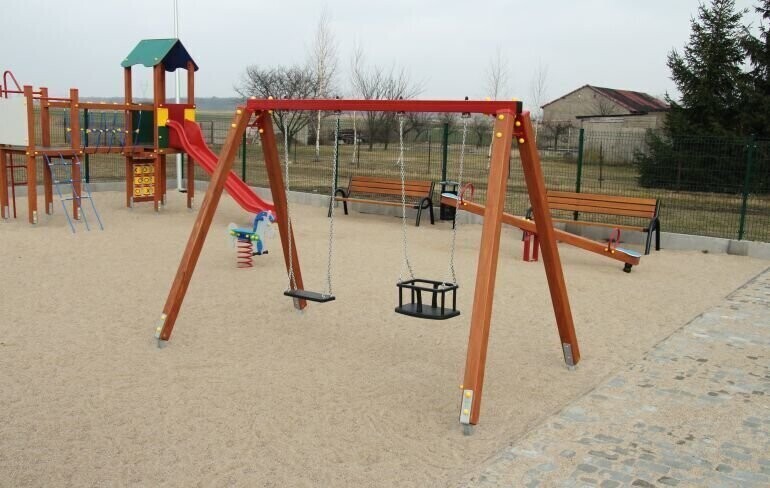 Gmina Wola Krzysztoporska W Poraju i Piekarach powstaną place zabaw z siłowniami