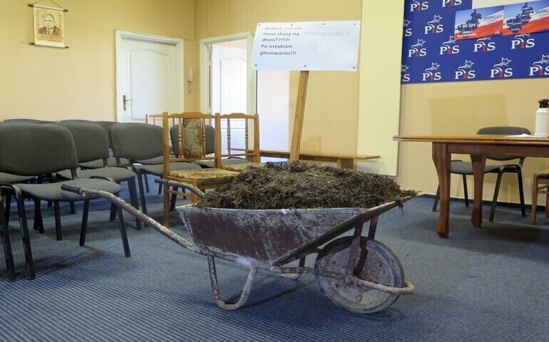 Taczka z obornikiem w biurze PiS. Protest rolników z powiatu piotrkowskiego