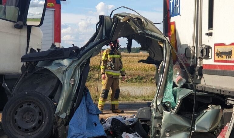 Osobówka zmiażdżona przez dwie ciężarówki. Kierowca nie żyje