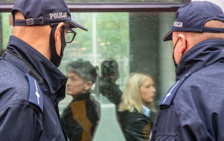 Po nowelizacji przepisów osoba bez maseczki będzie musiała okazać policjantowi zaświadczenie lekarskie