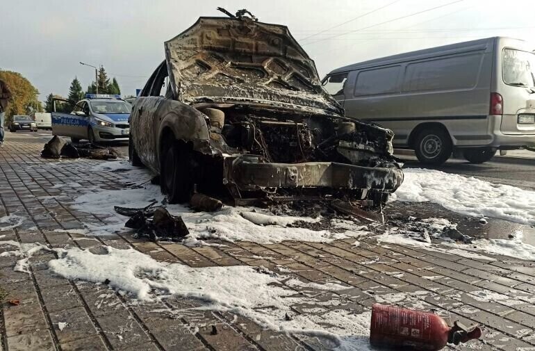 Kolizja przy szkole w Bujnach. Spłonął ford