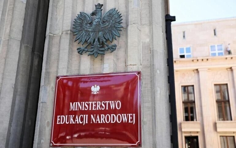 MEN sytuacja w szkołach jest analizowana natomiast nie są one głównym źródłem zakażeń