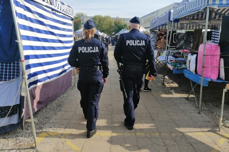 Policjanci sprawdzają czy przestrzegamy obostrzeń. Posypały się mandaty