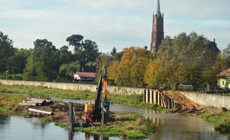 Sulejów Powoli wyłania się fundament kładki