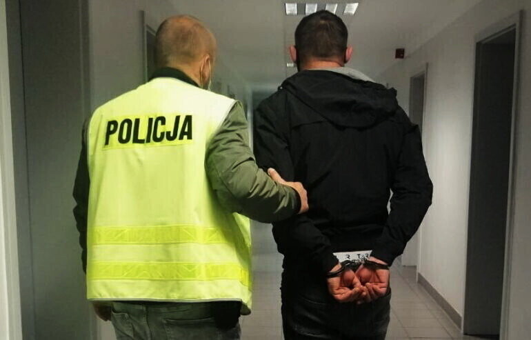 Rozbój w Piotrkowie. Sprawcy pobili i okradli mieszkańca powiatu