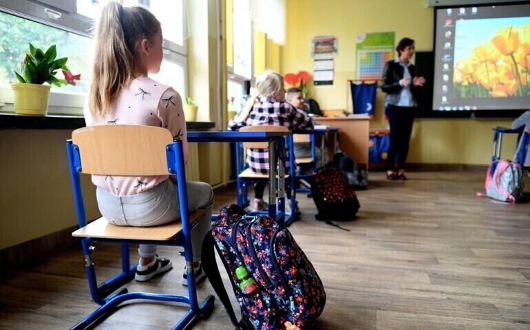 MEN 1037 placówek oświatowych pracuje w trybie mieszanym a 375 w trybie zdalnym