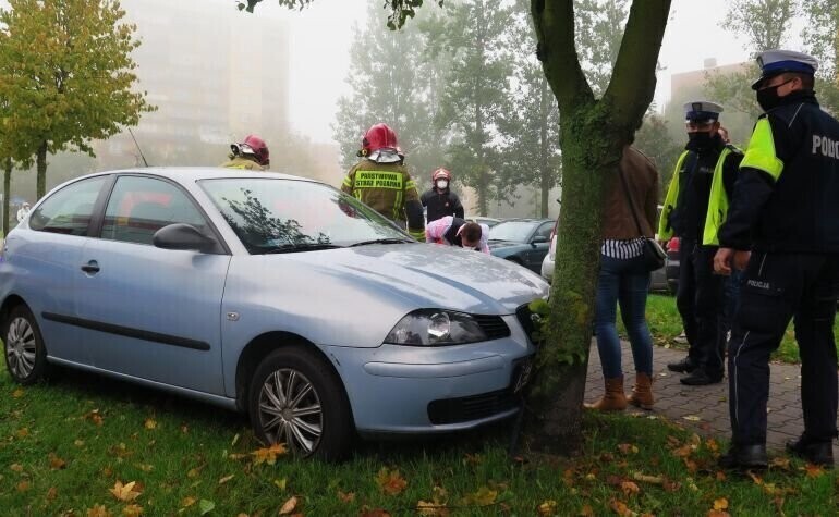 Kierowca seata uderzył w drzewo
