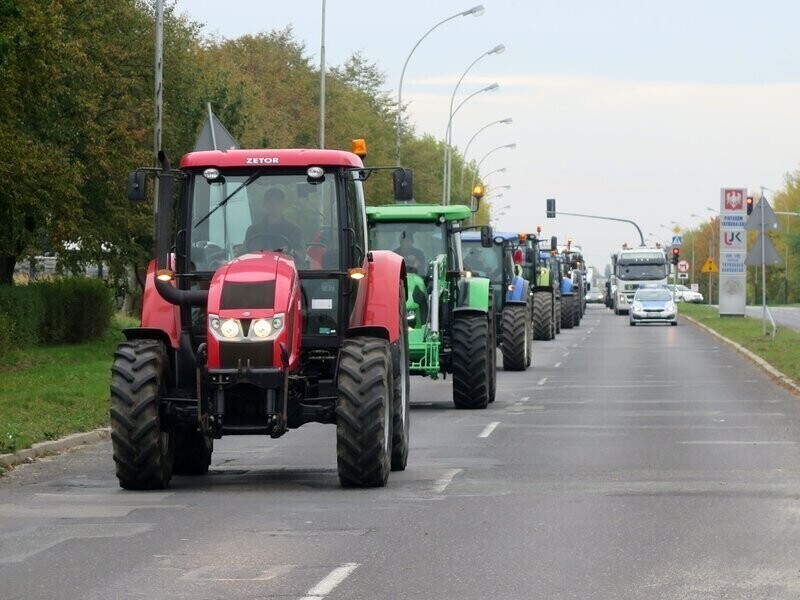 Taczki przed biurami poselskimi i spore utrudnienia w ruchu. Rolnicy znów protestowali