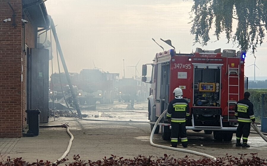 Pożar hali magazynowej w Gomulinie GALERIA