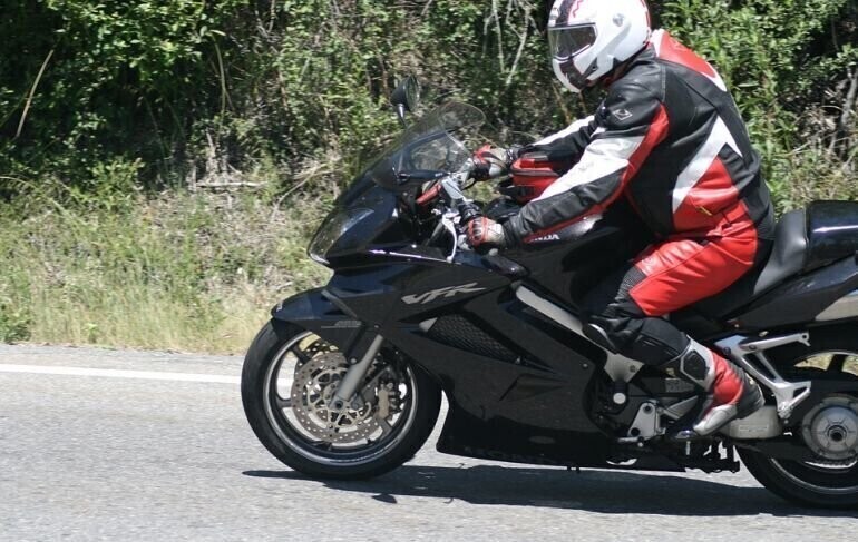 Śmiertelność motocyklistów na drodze jest prawie 6-krotnie wyższa niż wśród kierowców i pasażerów osobówek