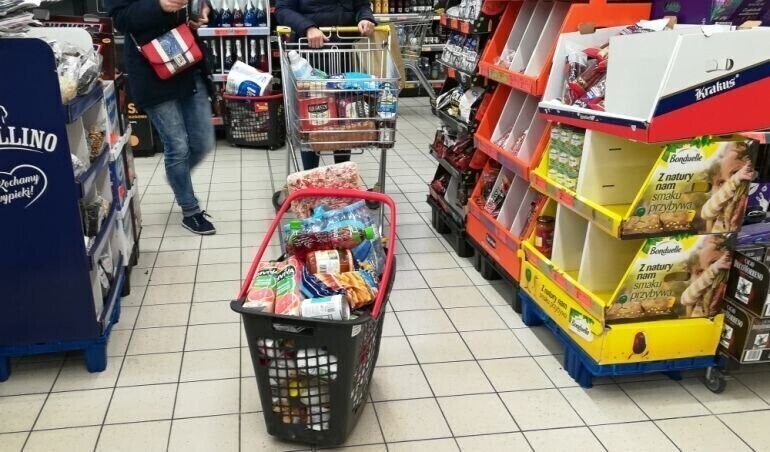 Część sieci spożywczych zmieniła czas pracy swoich sklepów