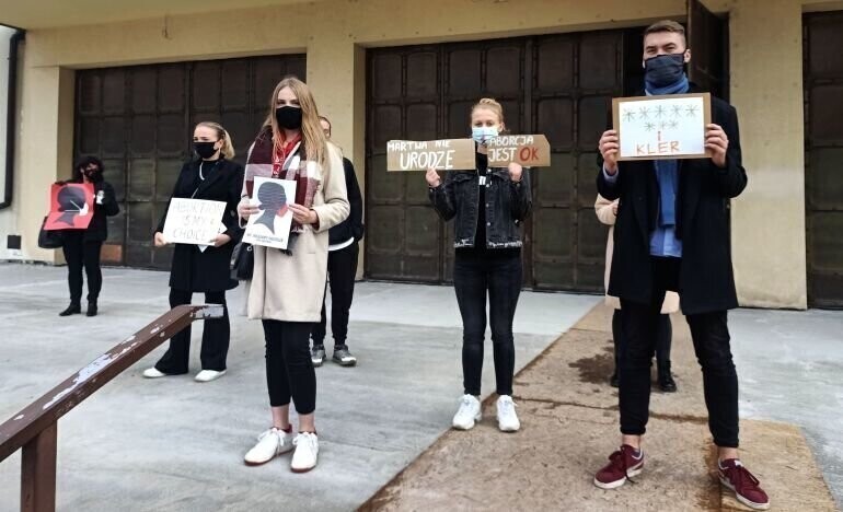Módlmy się o prawa kobiet. Protest przed kościołem NSJ w Piotrkowie FILM
