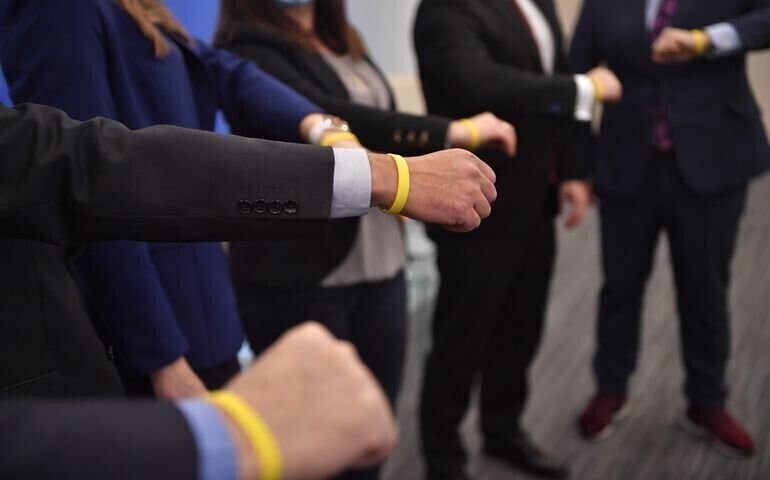 Ruszył projekt stop2covid. Kolorowe opaski promują zachowywanie dystansu społecznego