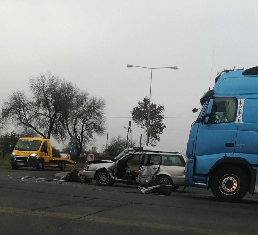 Wypadek na DK nr 74 w pobliżu magazynów