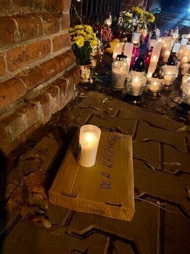 Przekaz dla rządu pod bramą piotrkowskiego cmentarza